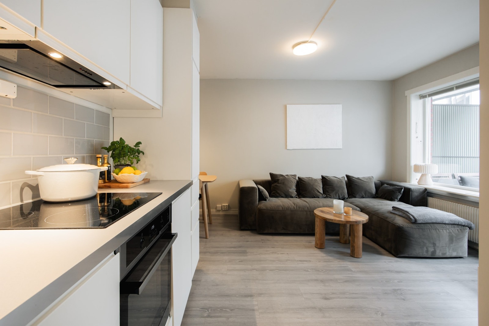 Slitesterkt gulv av typen laminat og nymalte overfalter i lune farger. Galleribilde