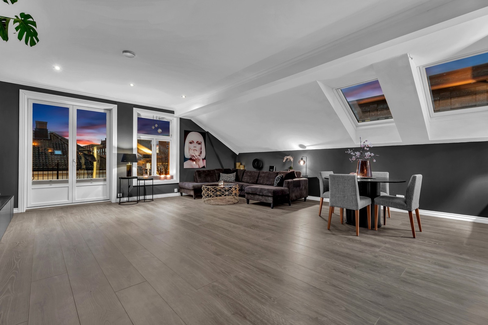 De store vinduene og takvinduene fra 2024 gir en fantastisk lysinnslipp. Galleribilde