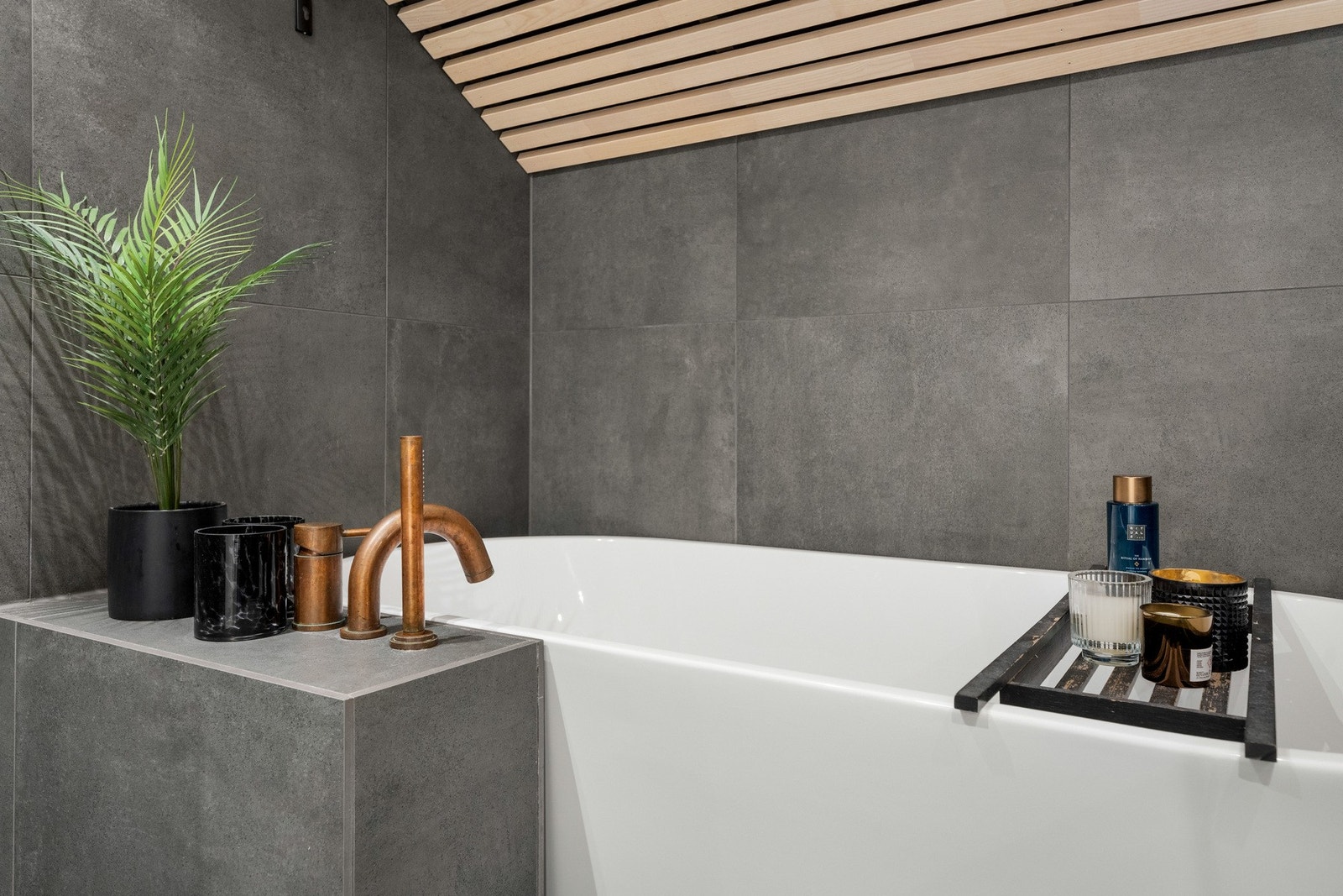 Dusjsonen med glassvegg og et innbydende badekar gir rom for velvære og egentid. Galleribilde