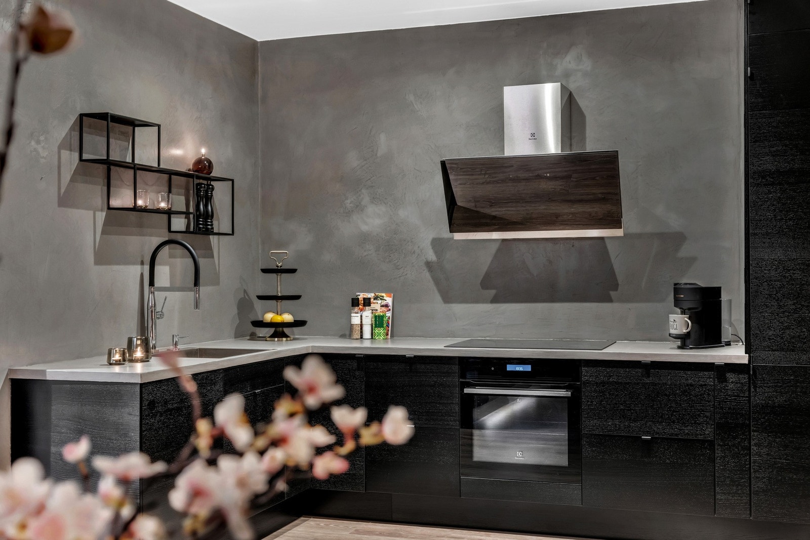 Spotter og taklamper gir et behagelig lys gjennom hele rommet. Galleribilde