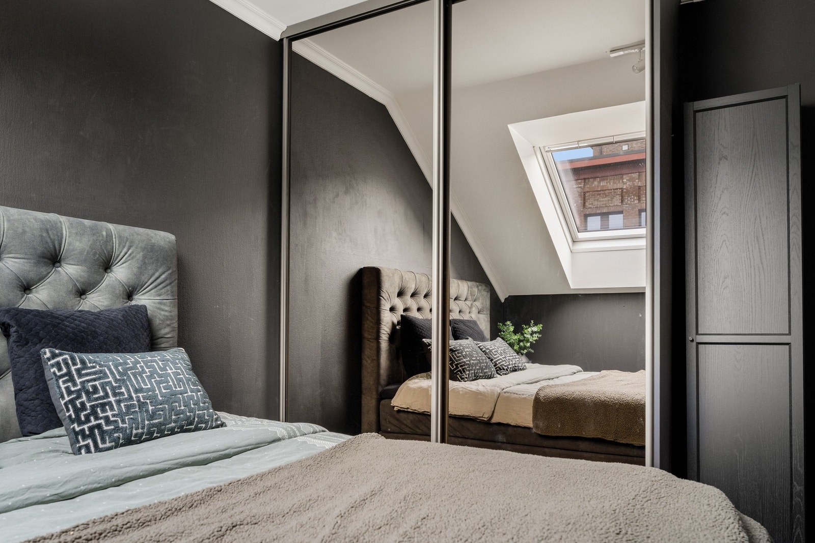 Her er det garderobeskap med skyvedører. Galleribilde