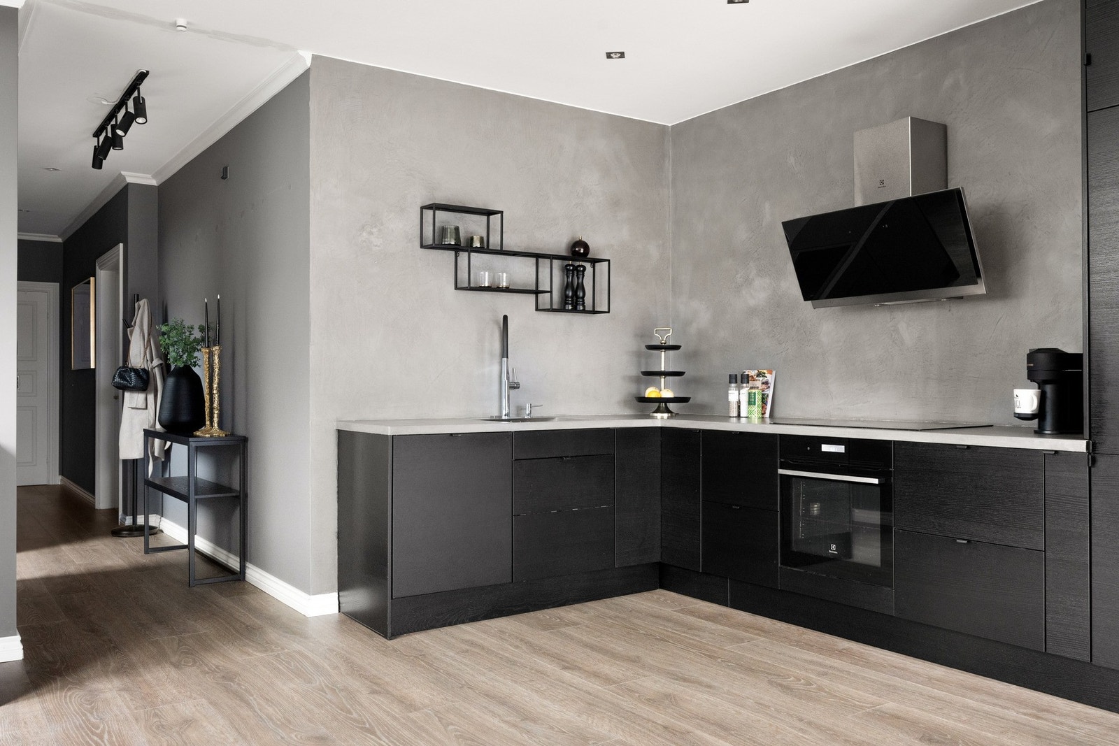 Microsementfinish på benkeplaten gir et trendy og robust uttrykk. Galleribilde