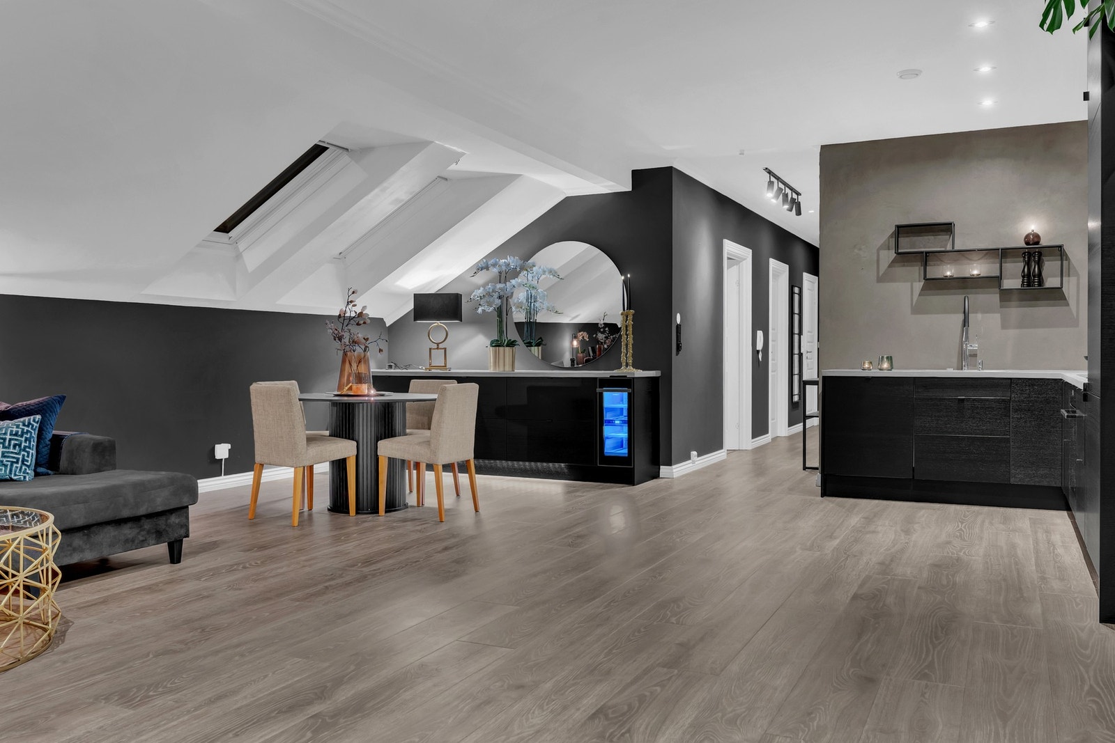 Moderne innredning med mørke fronter og trestruktur gir et elegant preg. Galleribilde