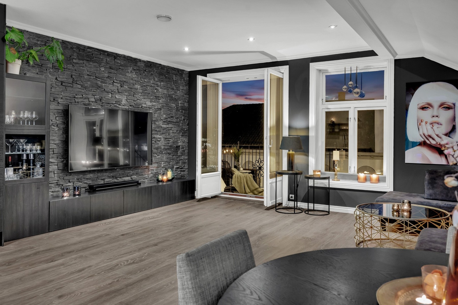 Stue og kjøkken smelter sammen i en sosial og romslig atmosfære. Galleribilde