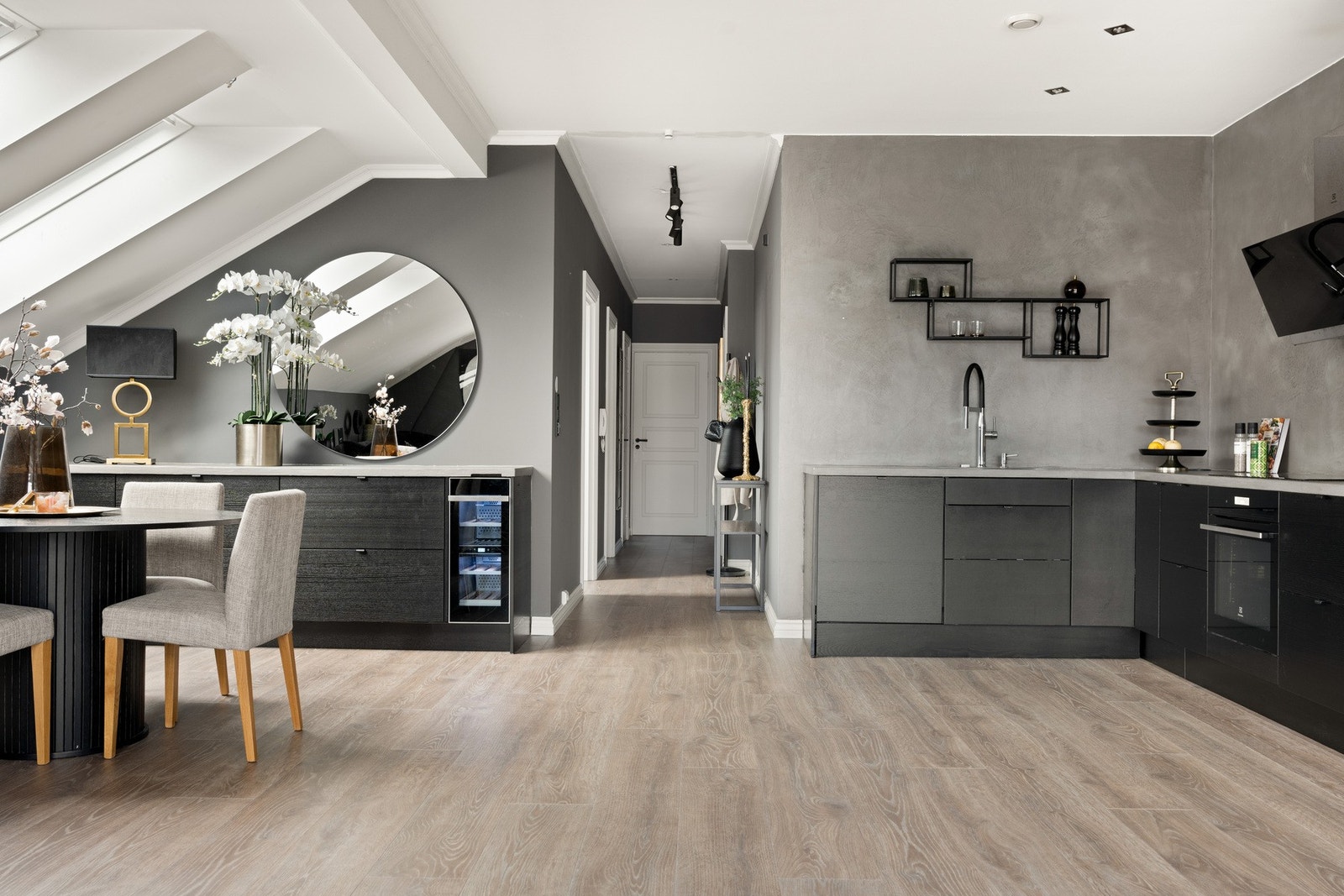 Laminatgulvet er både pent og praktisk, ideelt for en aktiv hverdag. Galleribilde