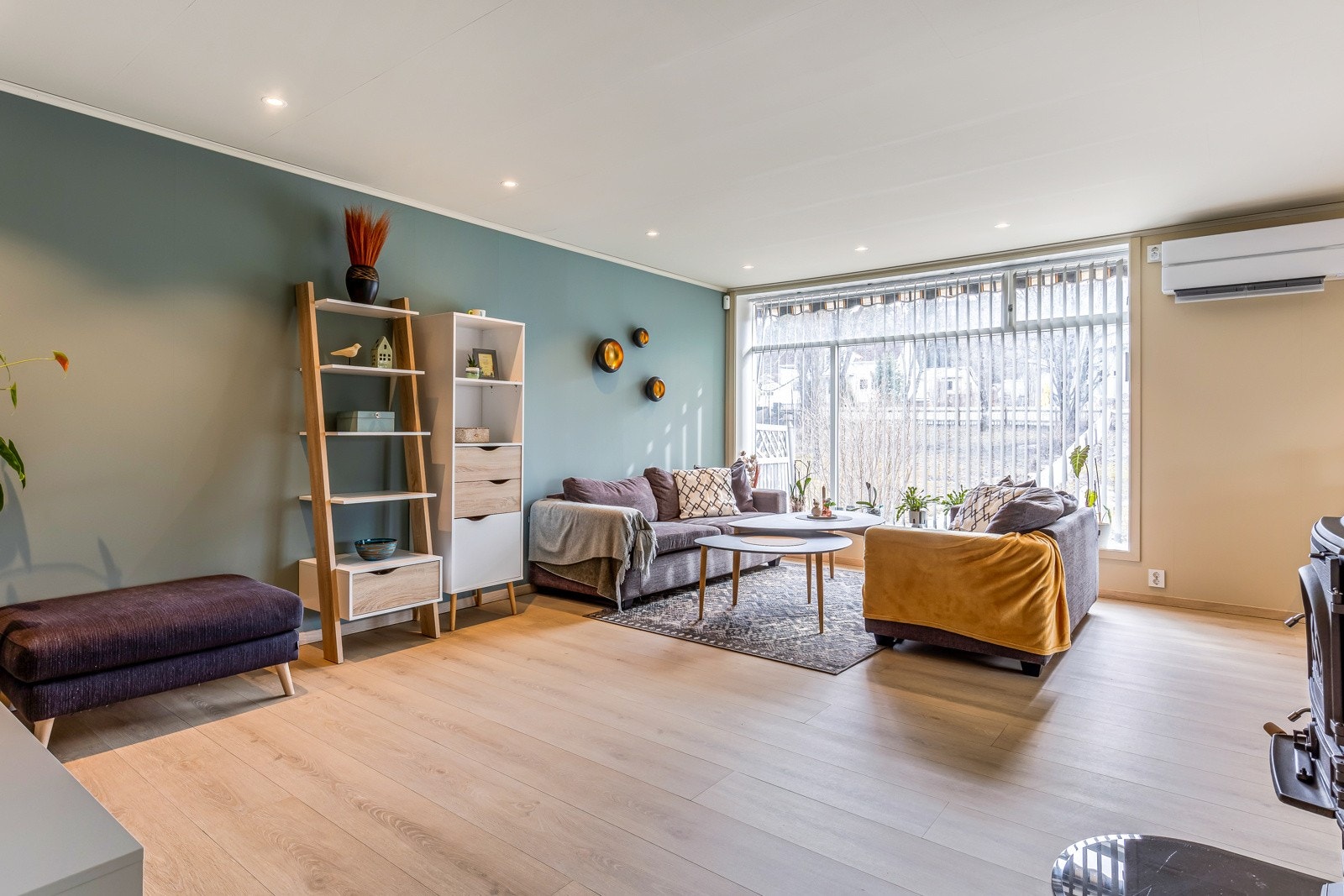 Videre byr boligen på store romslige rom med mye naturlig lys inn Galleribilde