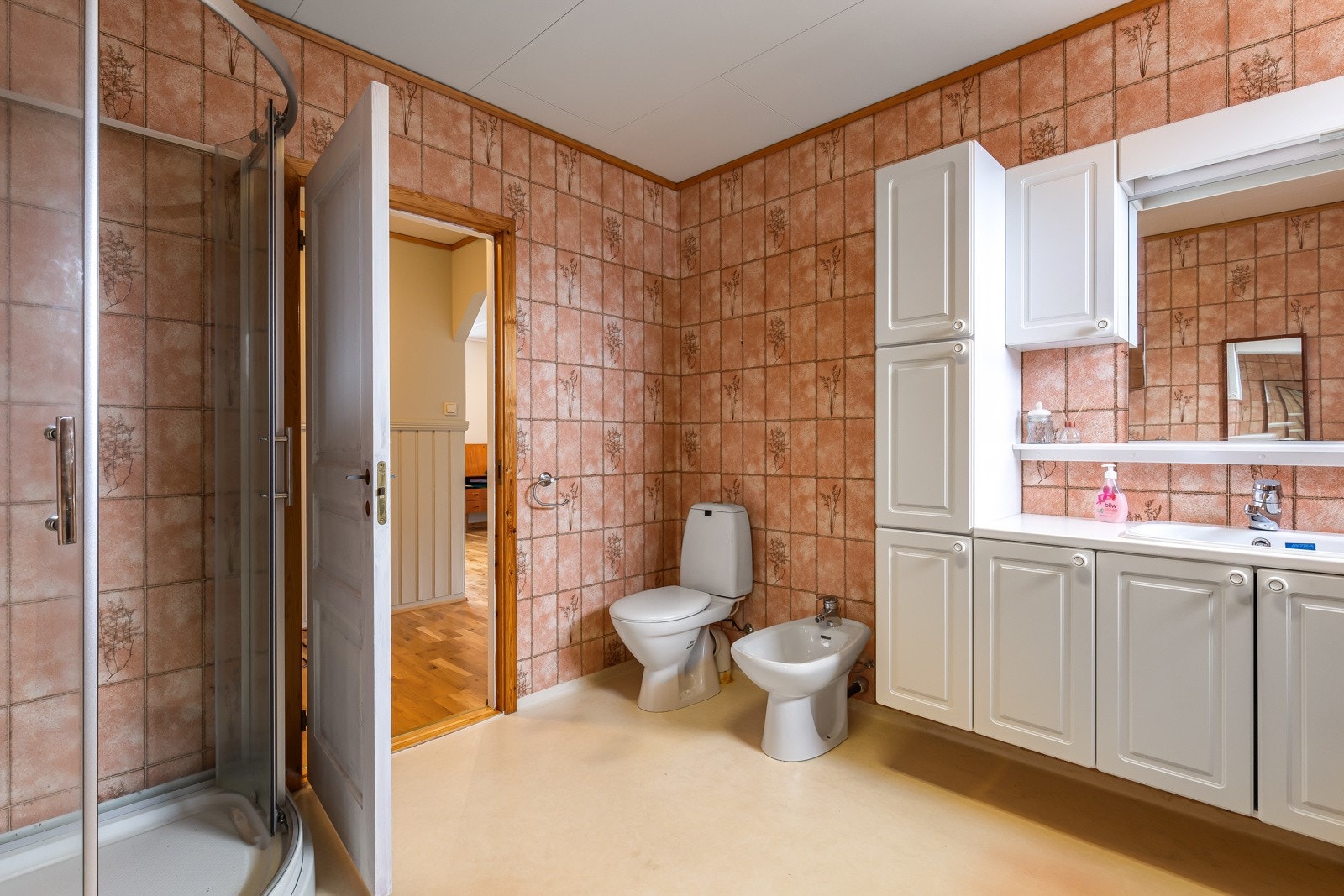 Bestående av servant med underskap, toalett og dusjkabinett Galleribilde