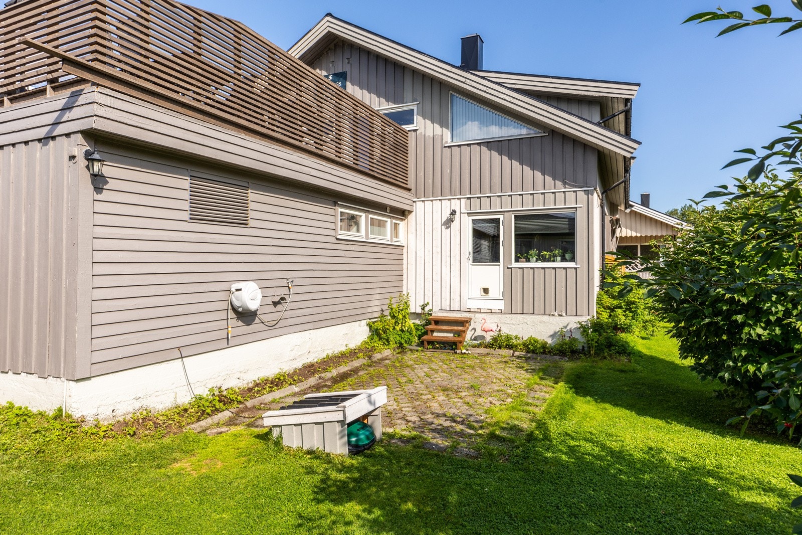 Du får også en stor og flott hage Galleribilde