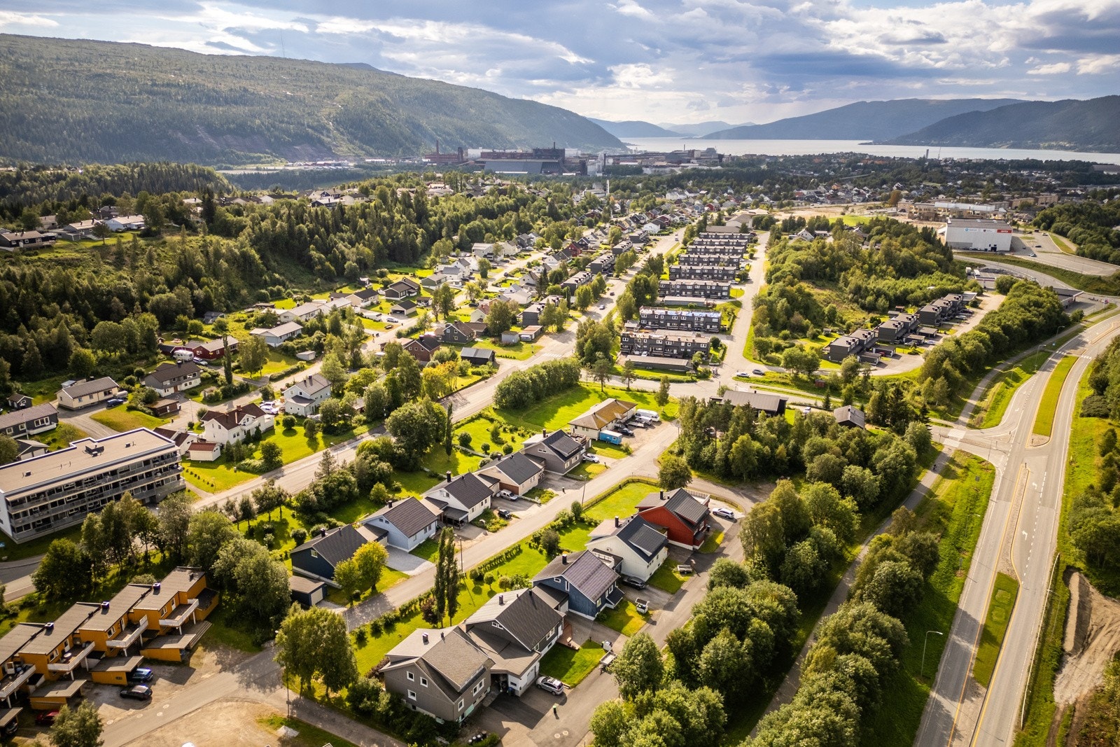 Her bor du med kort avstand til skole, barnehage, offentlig transport og andre servicetilbud Galleribilde