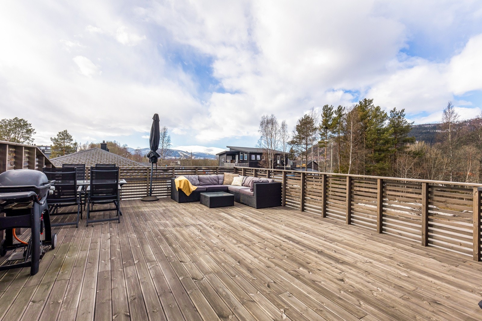 Flott uteplass med god plass til flere sittegrupper hvor nye eiere kan nyte svært gode solforhold Galleribilde