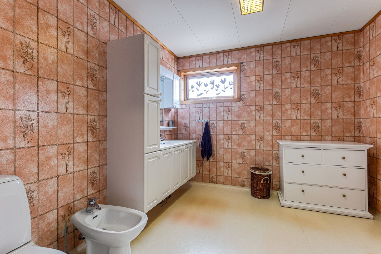 Badet i loftssetasjen er av god størrelse Galleribilde