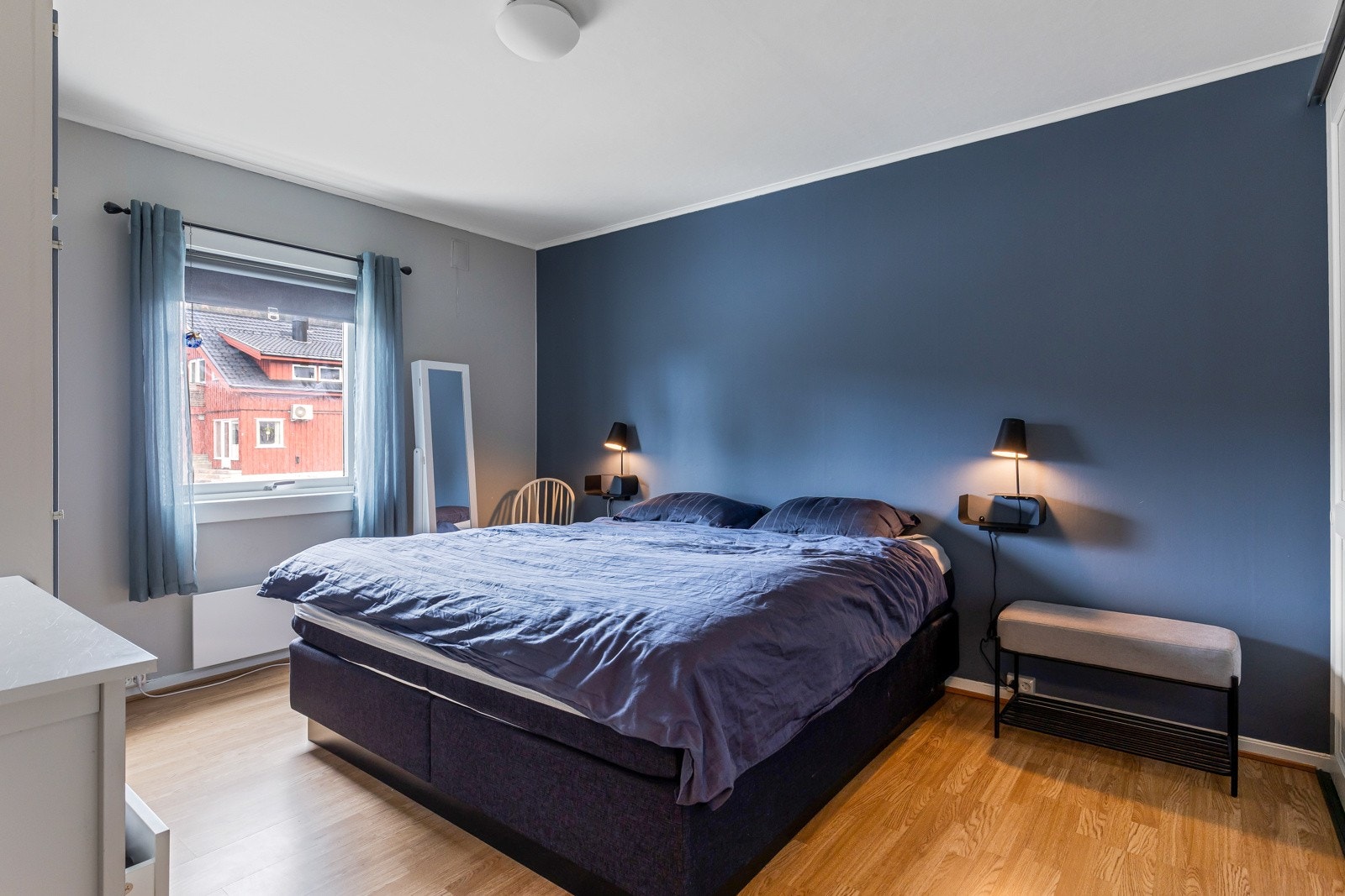 Hovedsoverommet er av god størrelse meg god plass til dobbeltseng, nattbord og garderobeløsning Galleribilde