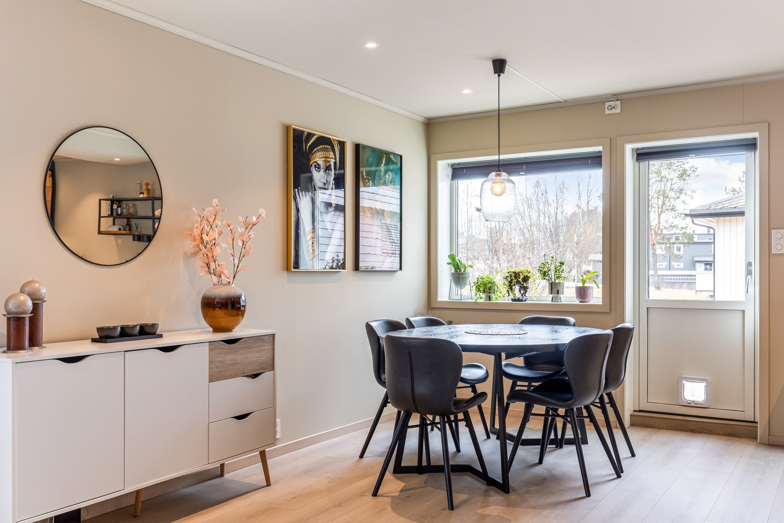 Med spiseplassen i direkte tilknytning til kjøkkenet får du flere sosiale soner selv ved matlagingen Galleribilde