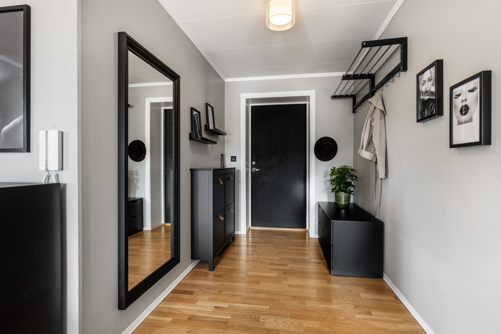 Langs den ene siden er det montert to hattehyller til yttertøyet og inn mot stuen er det plass til kommode Galleribilde
