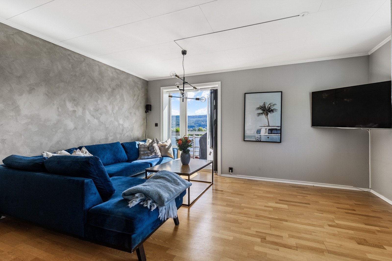 Stuen er et tiltalende og innbydende rom som preges av sin gjennomtenkte plassering, som gjør at dagslyset flommer inn fra to sider. Galleribilde