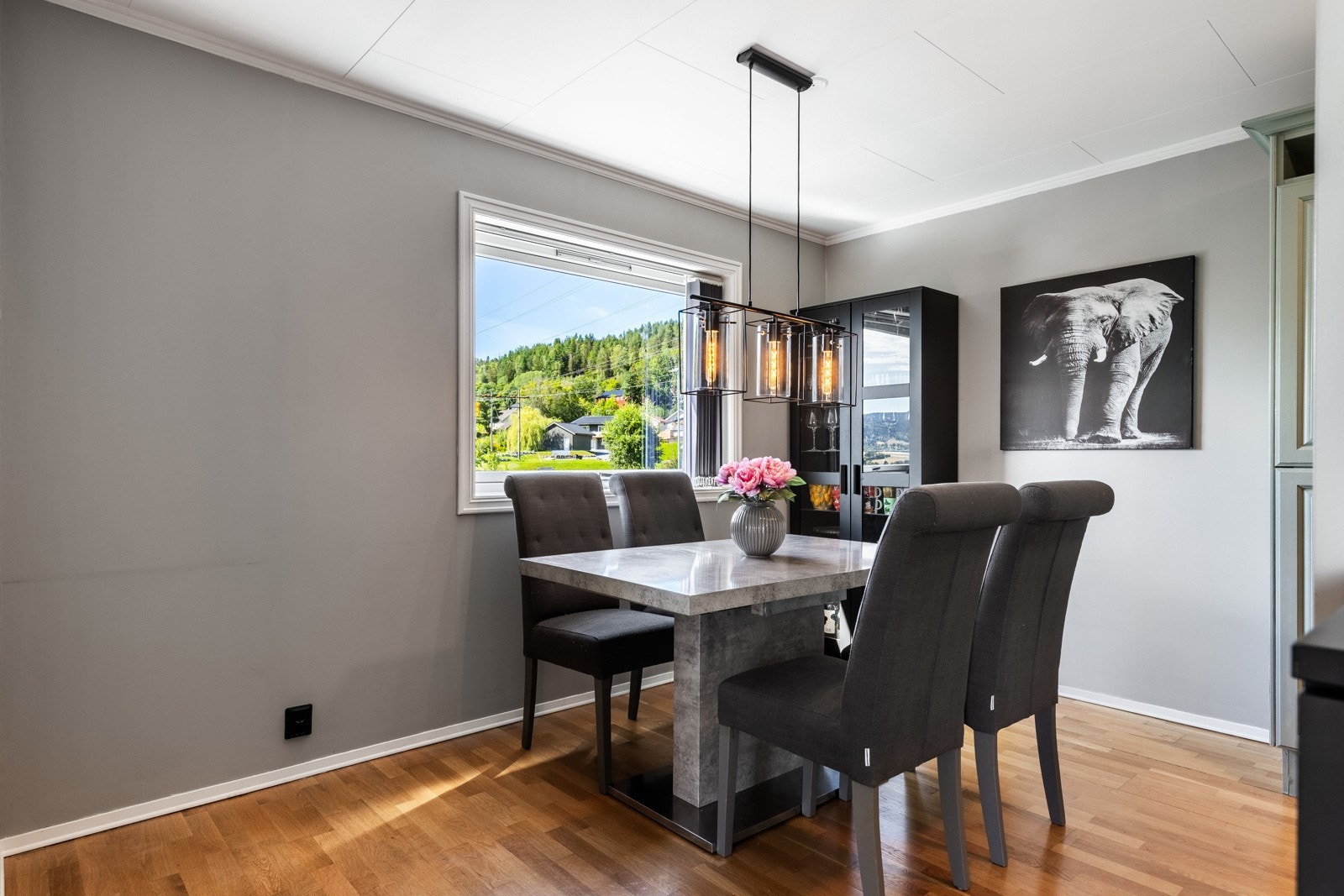 Over spiseplassen er det mulighet for lysekrone. Galleribilde