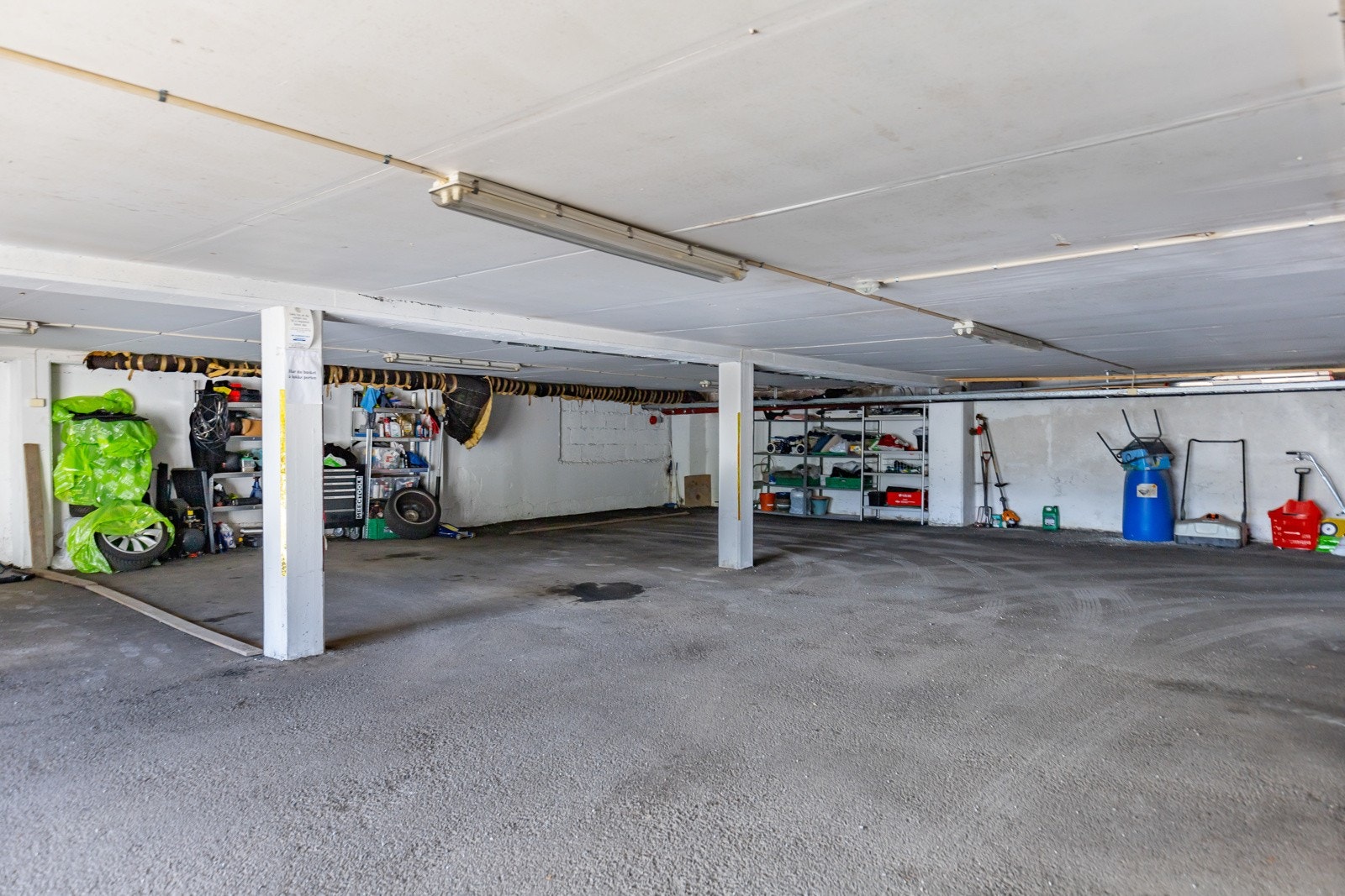 Leiligheten har en parkeringsplass i felles garasjeanlegg. Det er mulighet for å etablere elbillader. Galleribilde