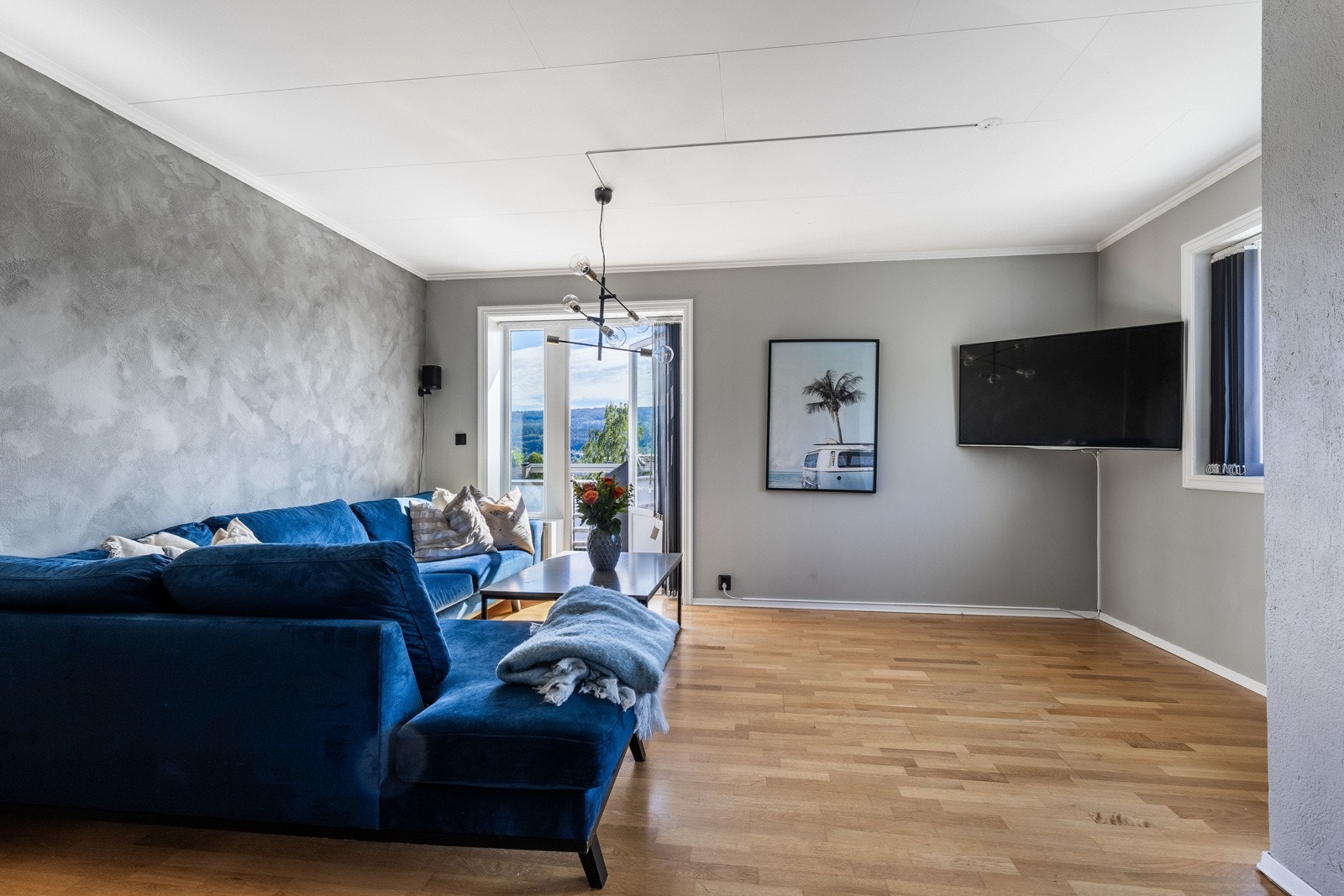 Parkettgulvet, som også er en forlengelse av gulvet fra entreen, tilfører en følelse av kontinuitet og kvalitet. Galleribilde