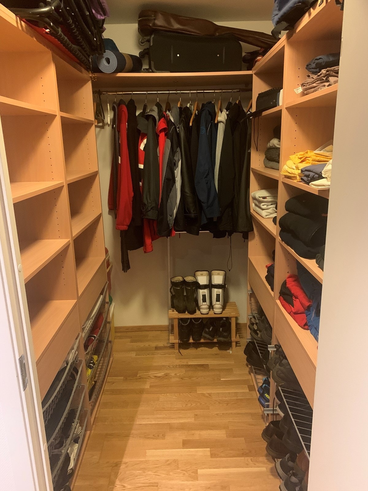Walk-in-closet med smart oppbevaringsløsning! Galleribilde