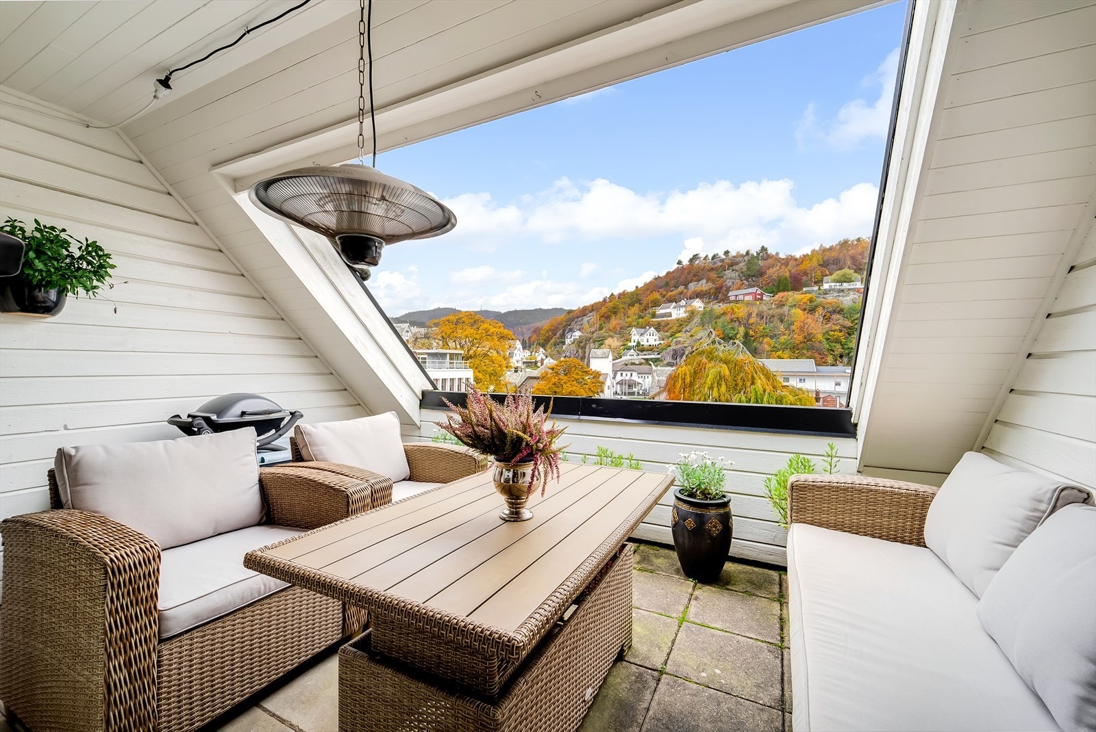 Her er det varmelampe slik at du kan benytte uteplassen ut i de sene høstkvelder. Galleribilde
