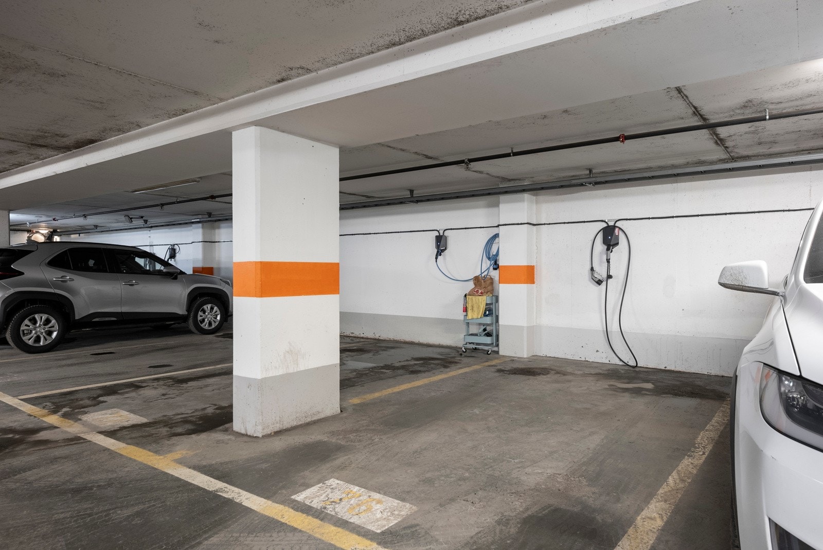 Det medfølger 1 parkeringsplass med elbillader til leiligheten i felles garasjeanlegg under blokken Galleribilde