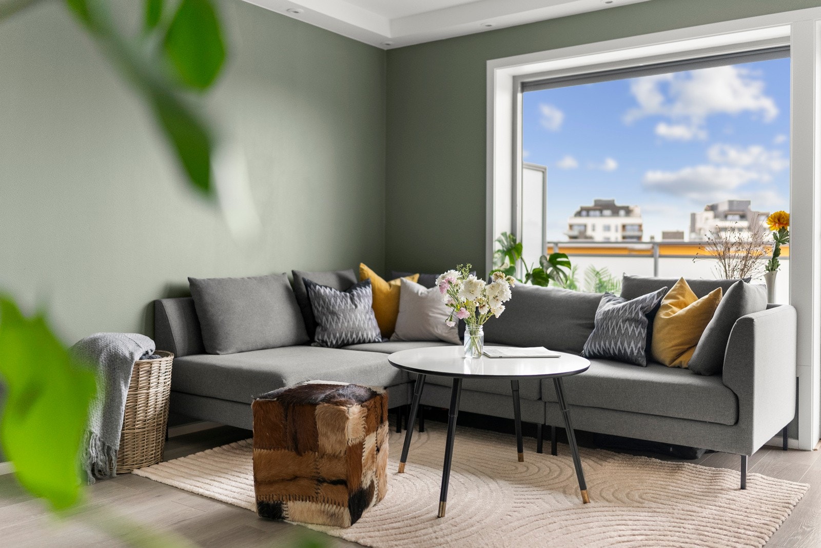 De nøytrale, tidsriktige fargene gir et moderne uttrykk, og romløsningen gir plass til både en koselig sofakrok og et hyggelig spisebord Galleribilde