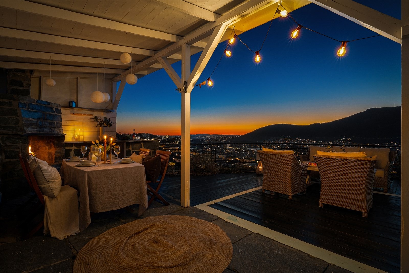 Mot sør-/vest er det oppført en stor terrasse på ca. 44 m², hvorav deler er overbygd. Galleribilde