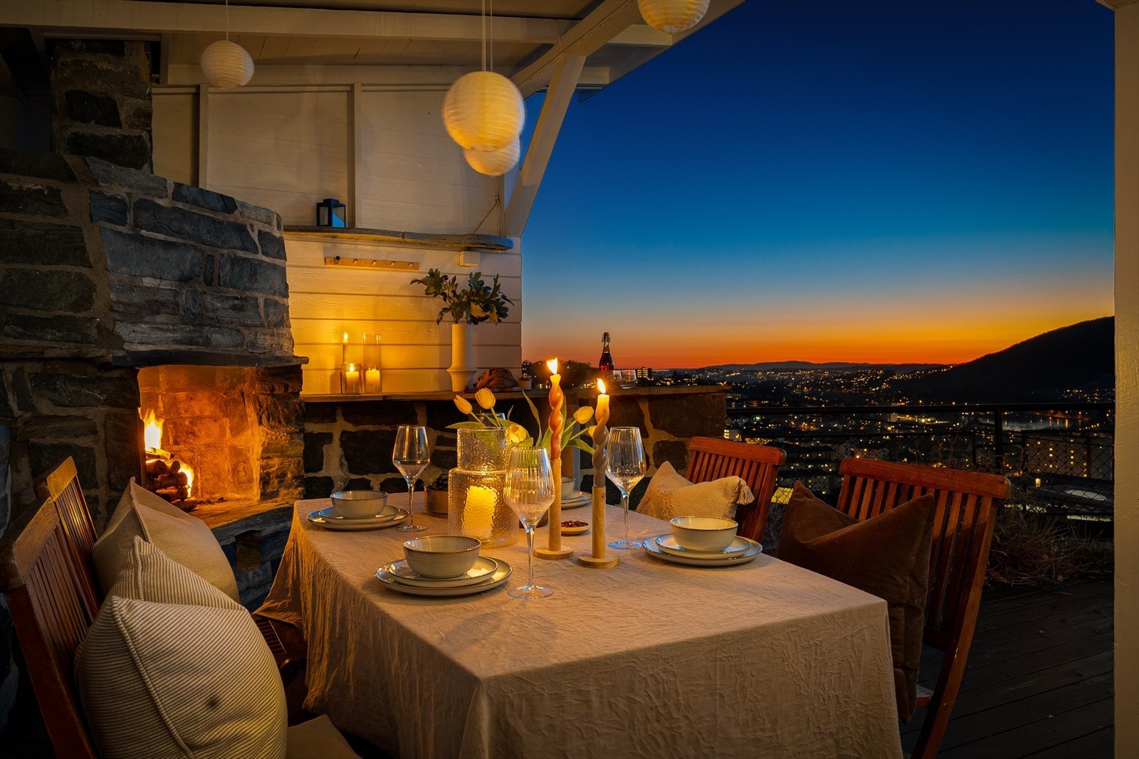 Inviter over venner og kjente, fyr i utepeisen og nyt lange, lyse kvelder i de vakreste omgivelser. Galleribilde