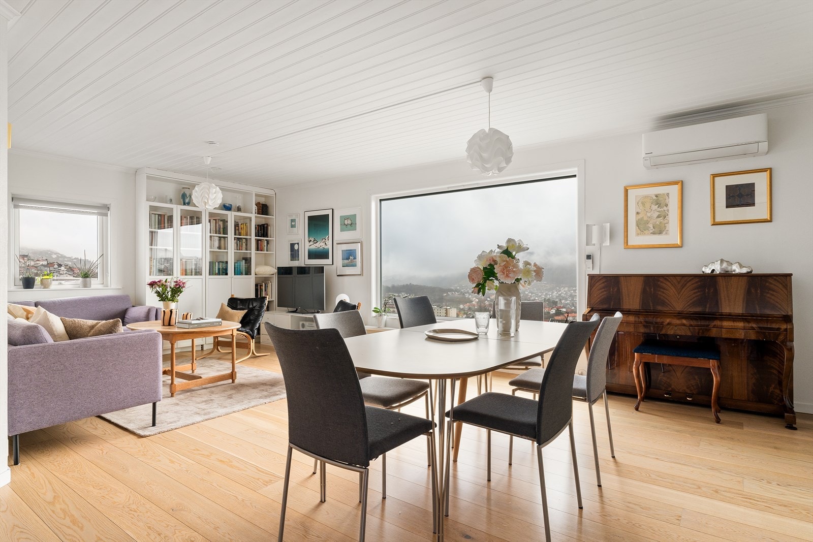 Boligen er betydelig oppgradert de seneste årene og holder en gjennomgående god standard. Galleribilde