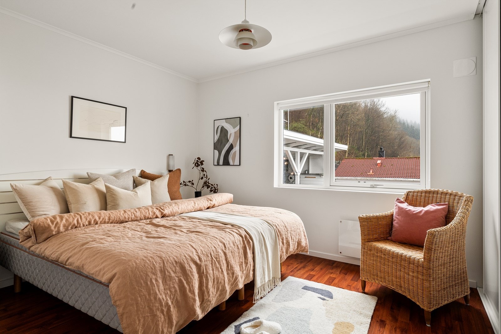 Hoveddelen inneholder to lyse og innbydende soverom av god størrelse. Galleribilde