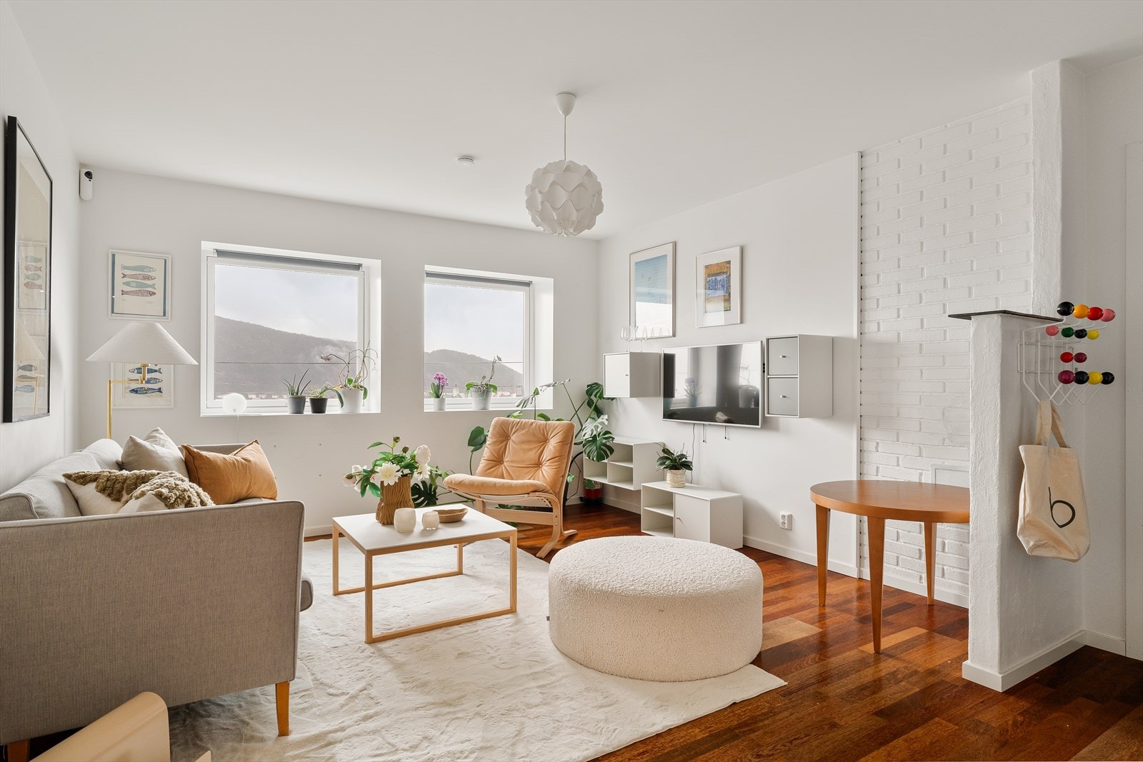 Stuen er av god størrelse og har et fint lysinnslipp. Galleribilde