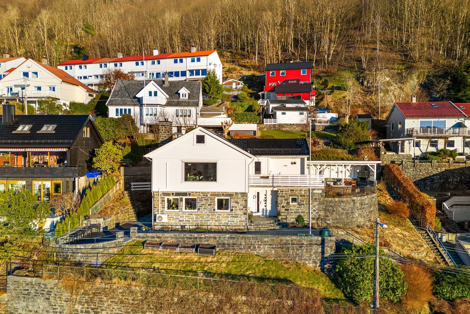 Gode bussforbindelser finner man rett nede i veien. Ellers er det kort avstand til skoler, barnehager, butikker, Haukeland sykehus m.m. Galleribilde