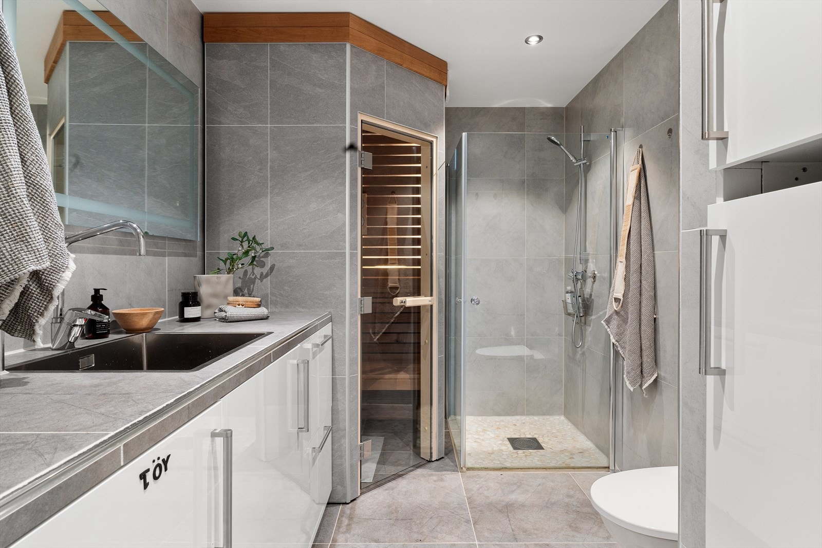 Fra vaskerommet er det inngang til et romslig bad som ble pusset opp i 2016. Galleribilde