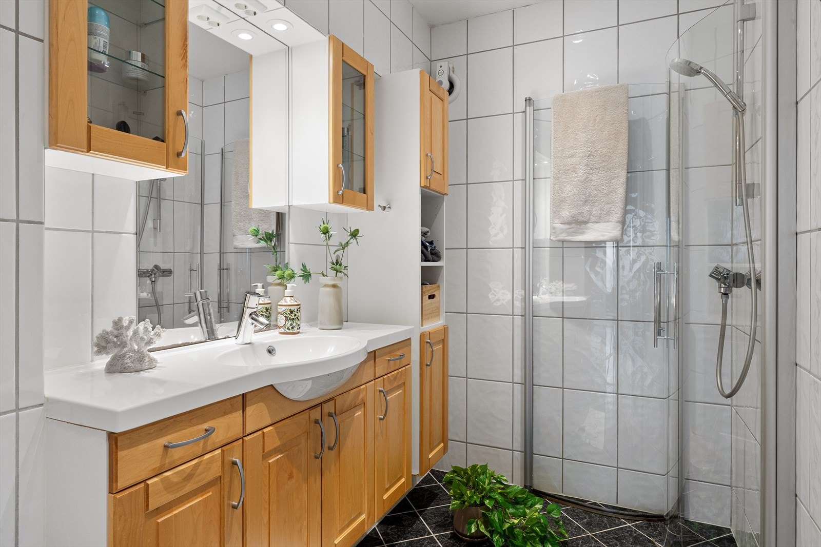 Badet i 1. etasje er flislagt og har varmekabler i gulvet. Galleribilde