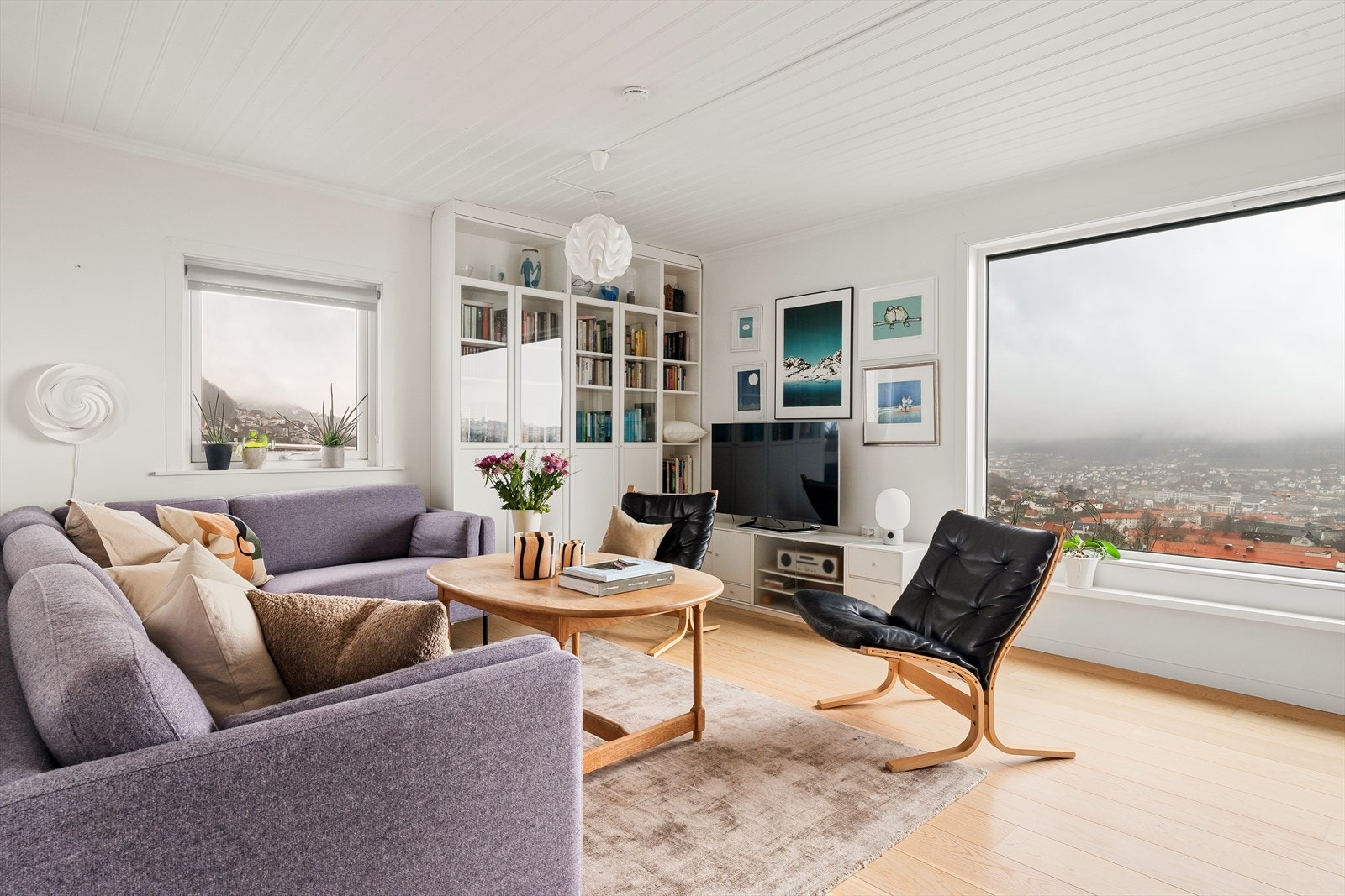 Stuen i hoveddelen er lys, romslig og kan enkelt møbleres i ulike soner. Galleribilde