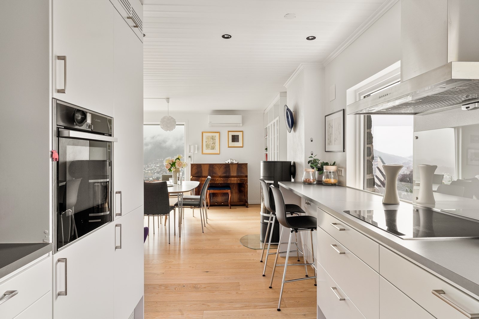 Innfelte downlights i himlingen sikrer jevn belysning. Galleribilde