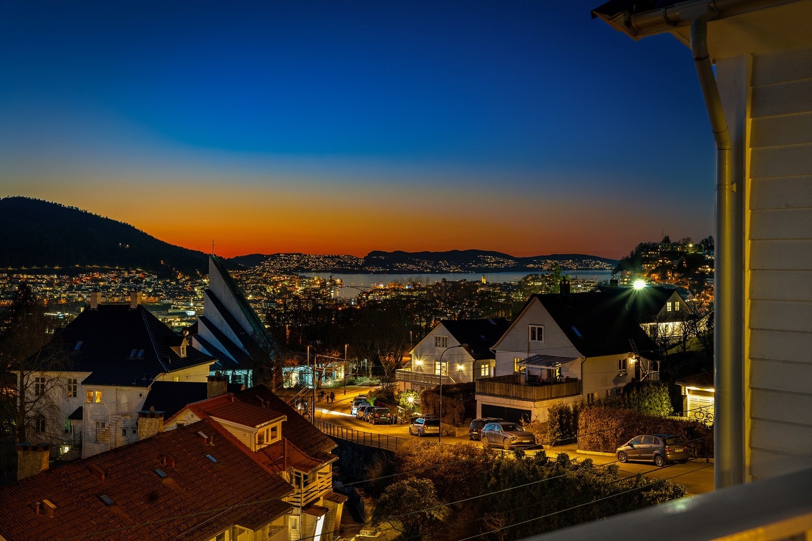 Eiendommen ligger vestvendt og kan skilte med nydelig utsikt over Bergensdalen. Galleribilde