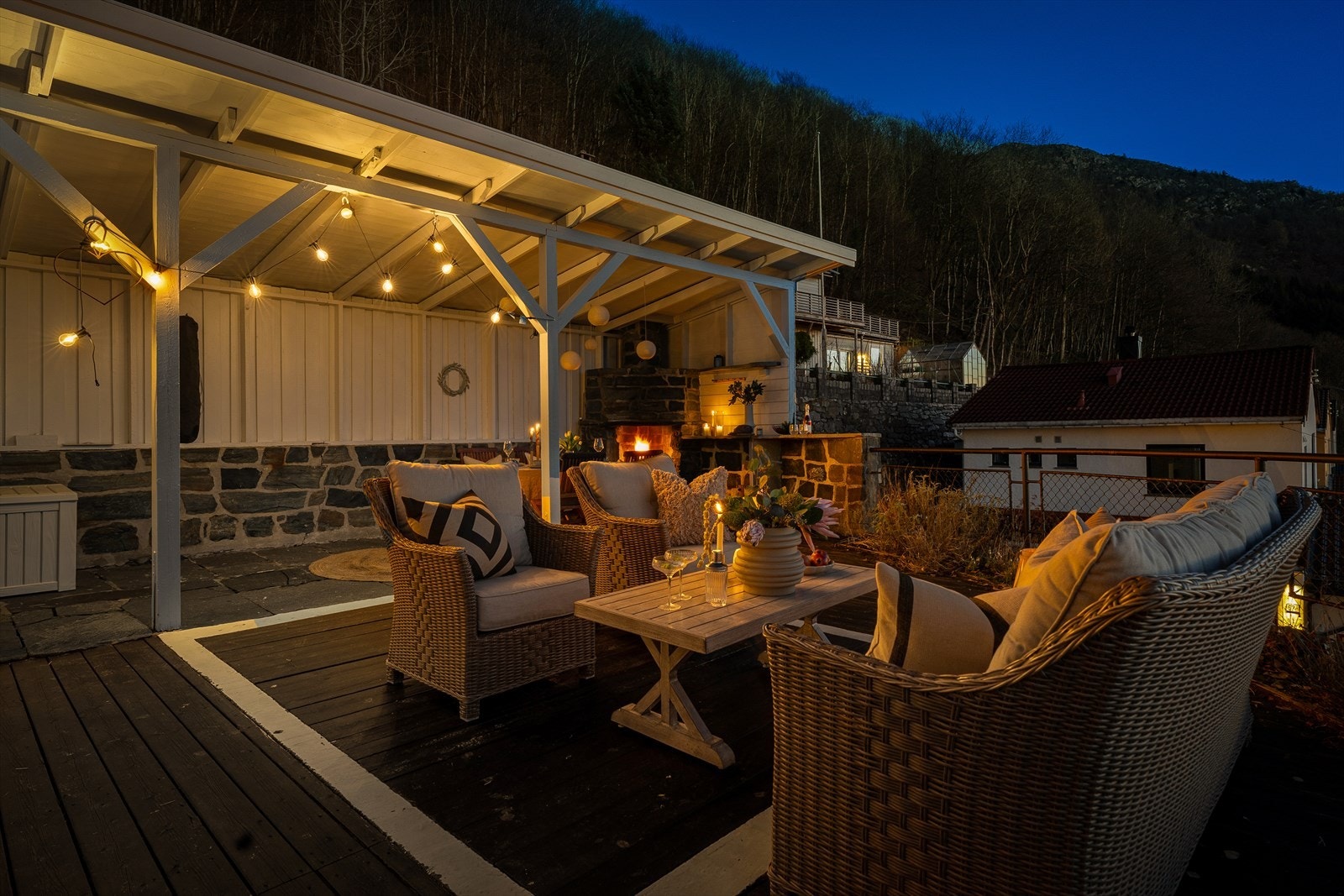 Sol kan nytes fra morgen til sen kveld fra en av de flotte uteplassene. Galleribilde