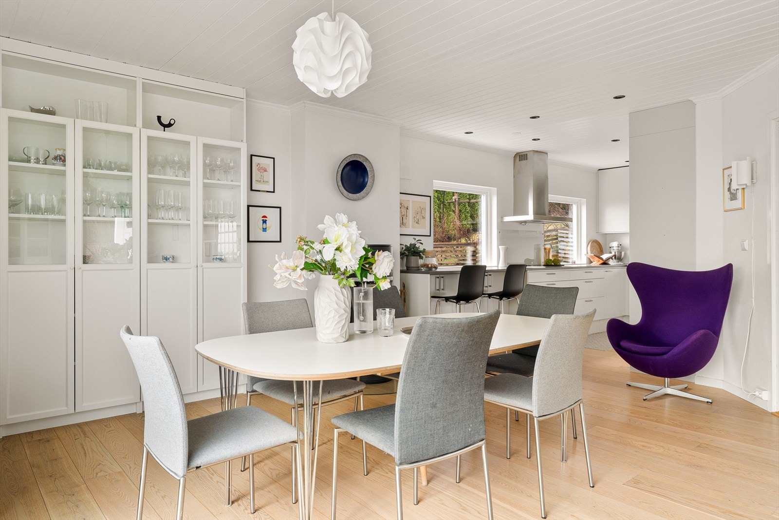 Åpen løsning mellom stue og kjøkken gir et sosialt oppholdsrom hvor alle kan være samlet. Galleribilde