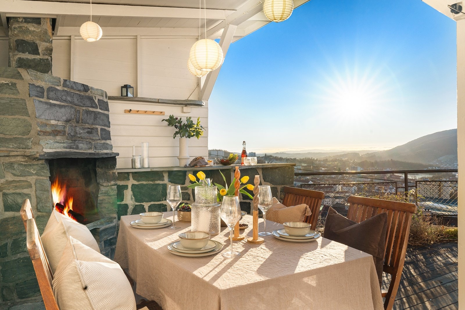 På fine sommerdager kan middagen flyttes utendørs. Galleribilde