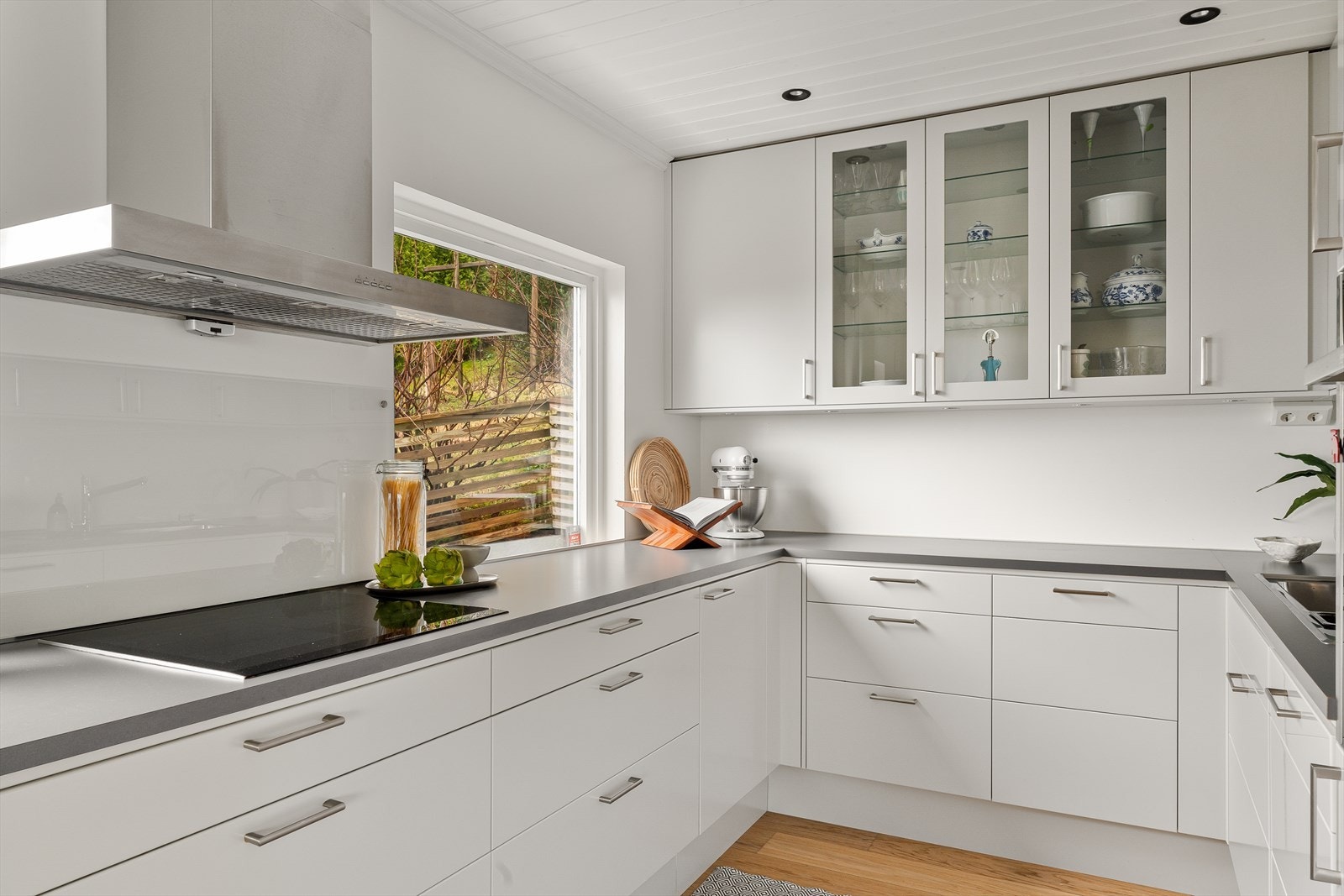 Store arbeidsflater, mye skapplass og praktiske løsninger gjør dette til et hyggelig kjøkken å kokkelere i. Galleribilde