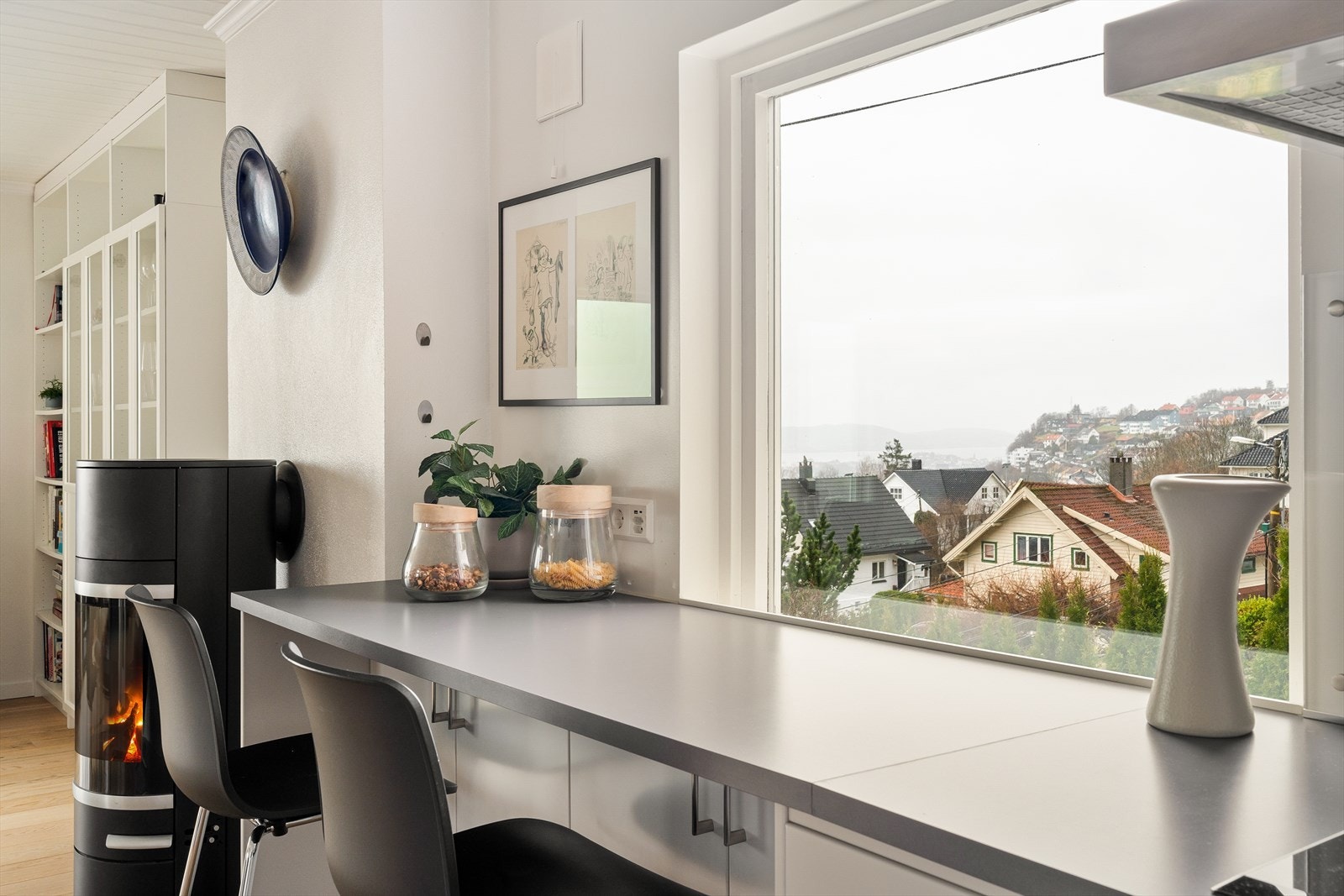 Barløsningen i enden av kjøkkenbenken gir en sone perfekt for enkle frokoster eller leksehjelp i kombinasjon med middagslaging. Galleribilde