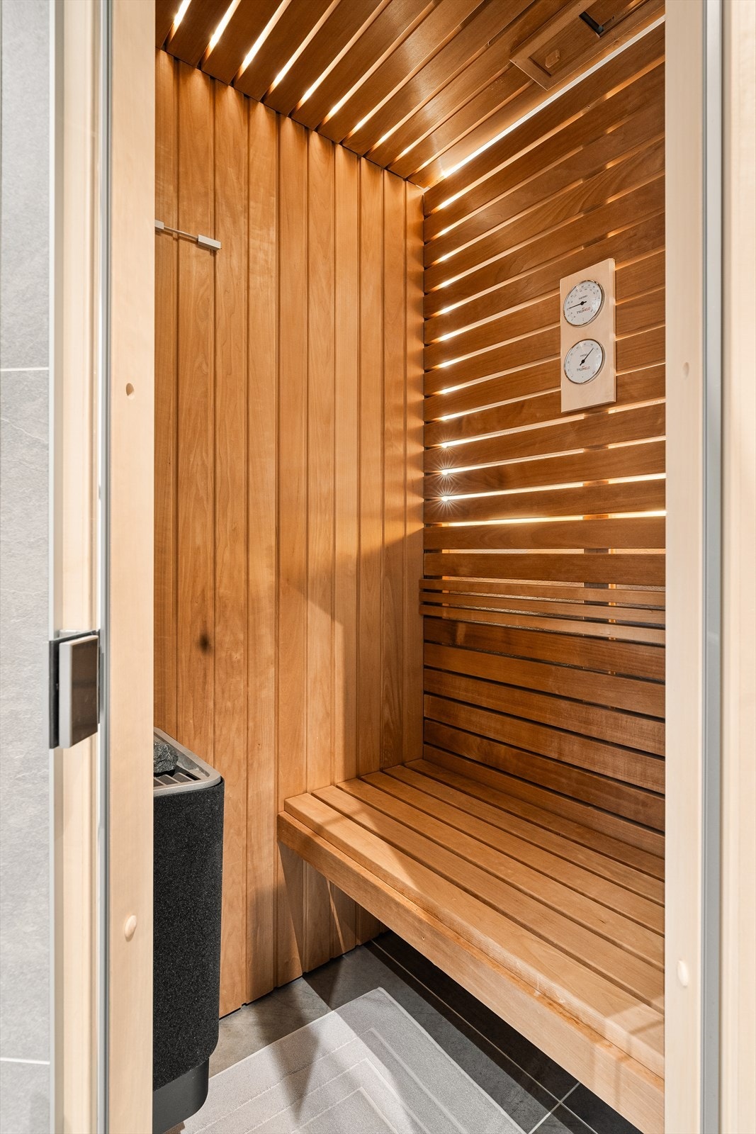 I 2022 ble det installert en herlig badstue i det ene hjørnet av badet. Hverdagsluksus! Galleribilde