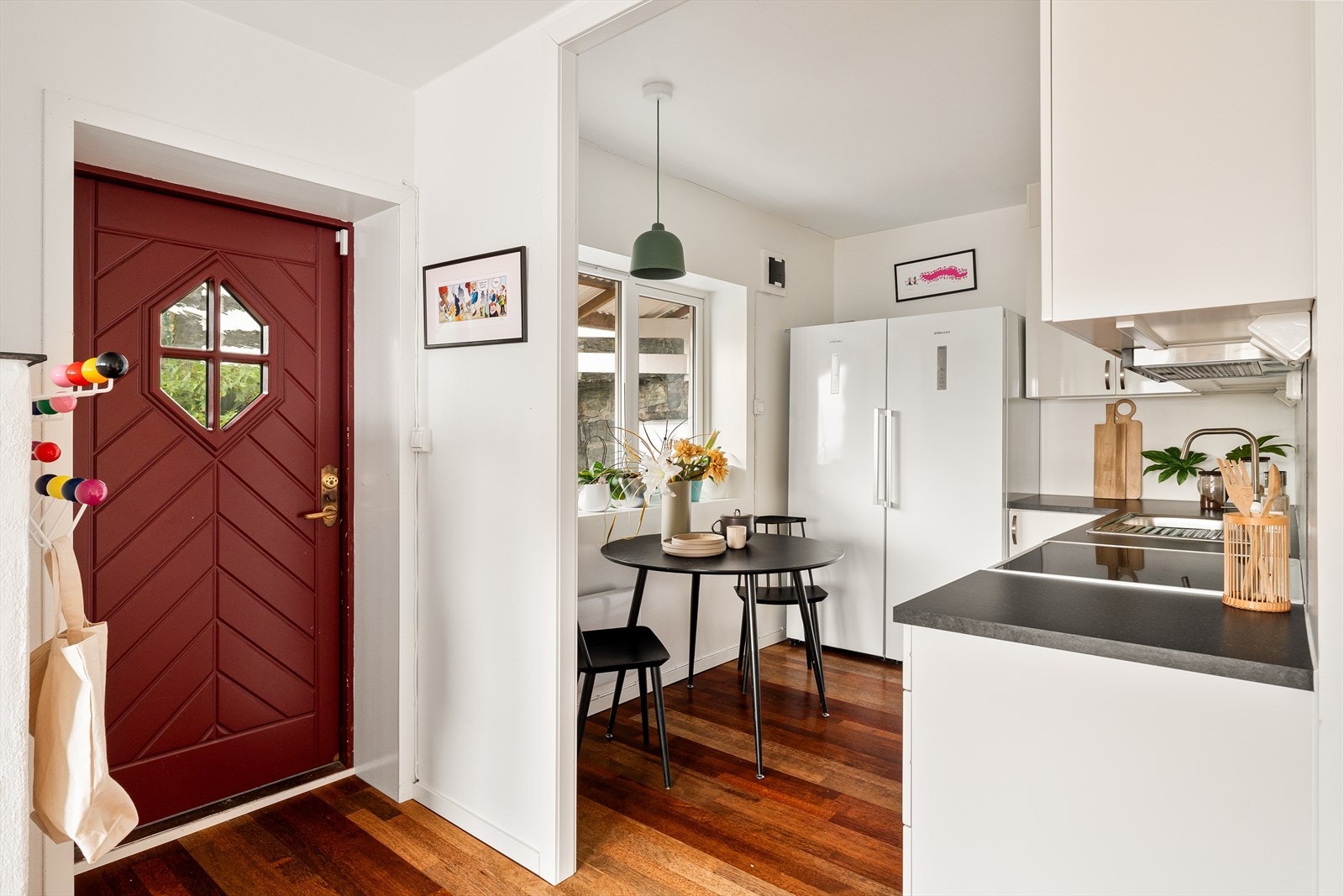 Underetasjen består også av en utleiedel med egen inngang utenfra. Galleribilde