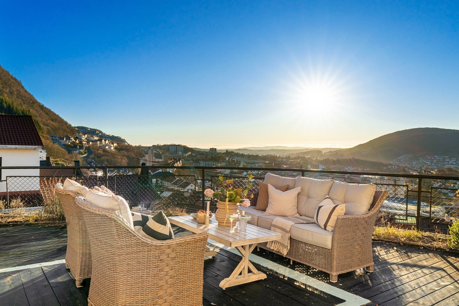Eiendommen ligger høyt og fritt i terrenget, og kan skilte med fantastiske sol- og utsiktsforhold. Galleribilde