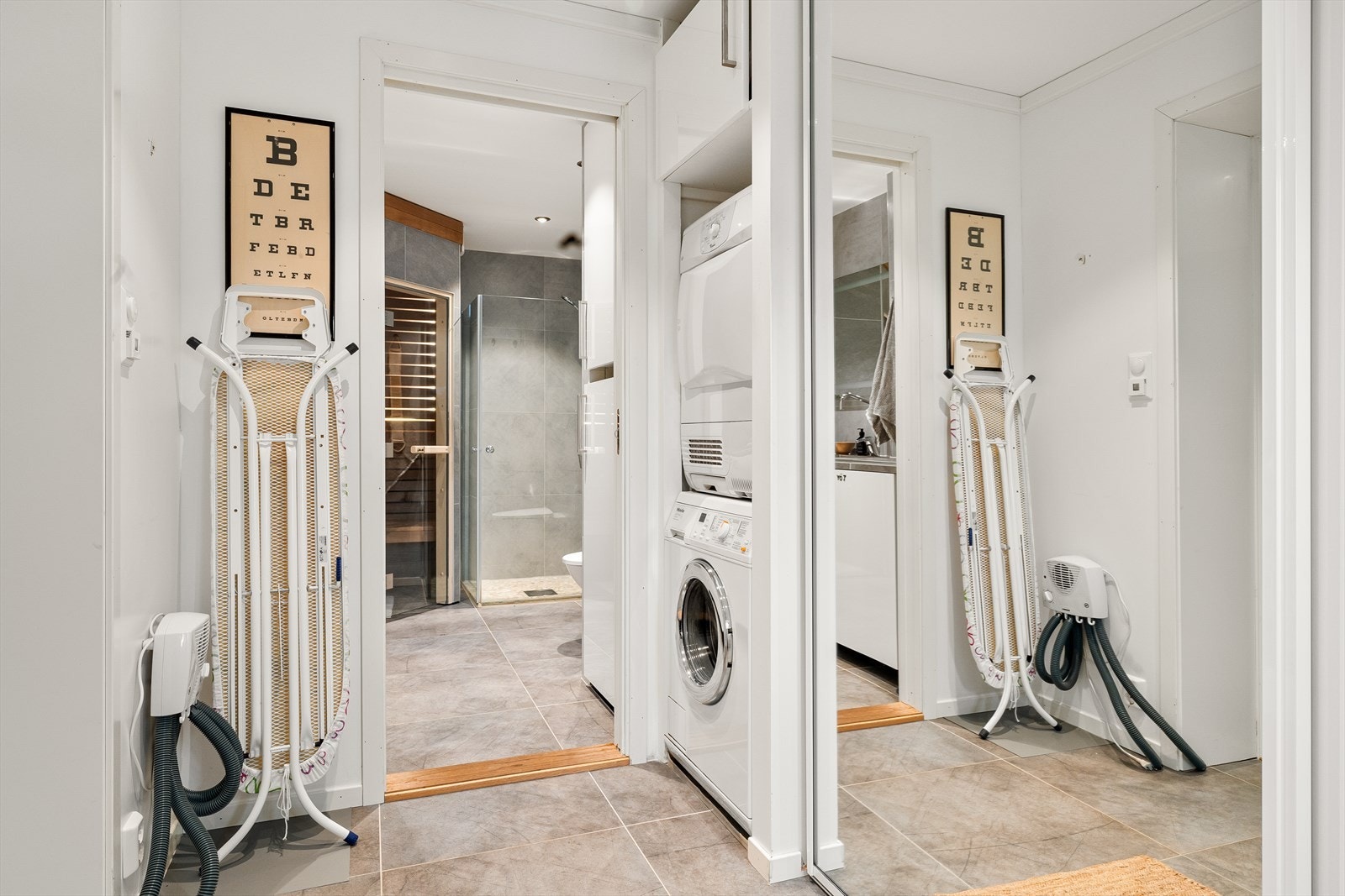 Vaskerommet er utstyrt med skyvedørsgarderobe, opplegg til vaskemaskin/tørketrommel, skotørker m.m. Galleribilde