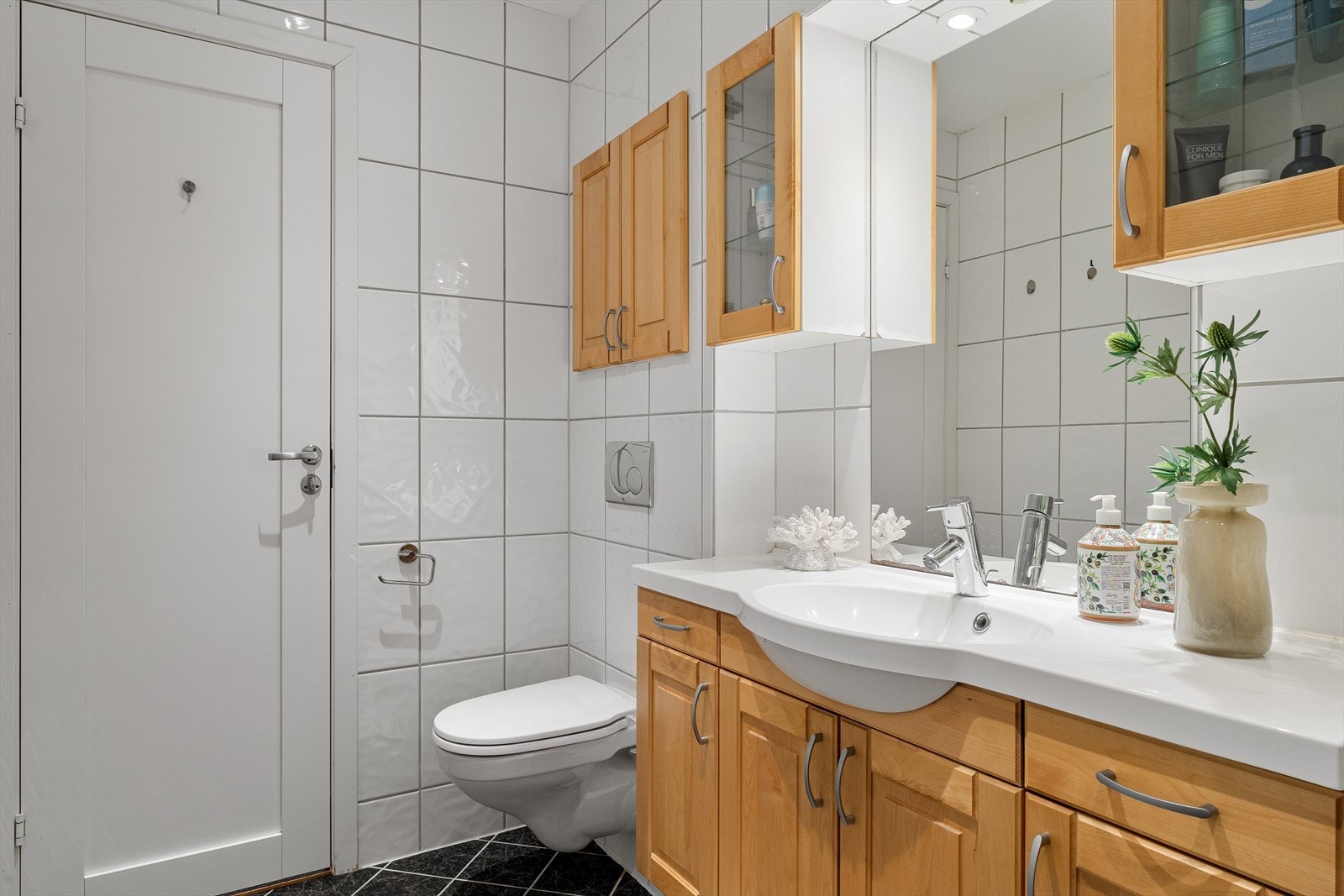 Det er utstyrt med vegghengt toalett, dusj og baderomsmøblement med servant. Galleribilde