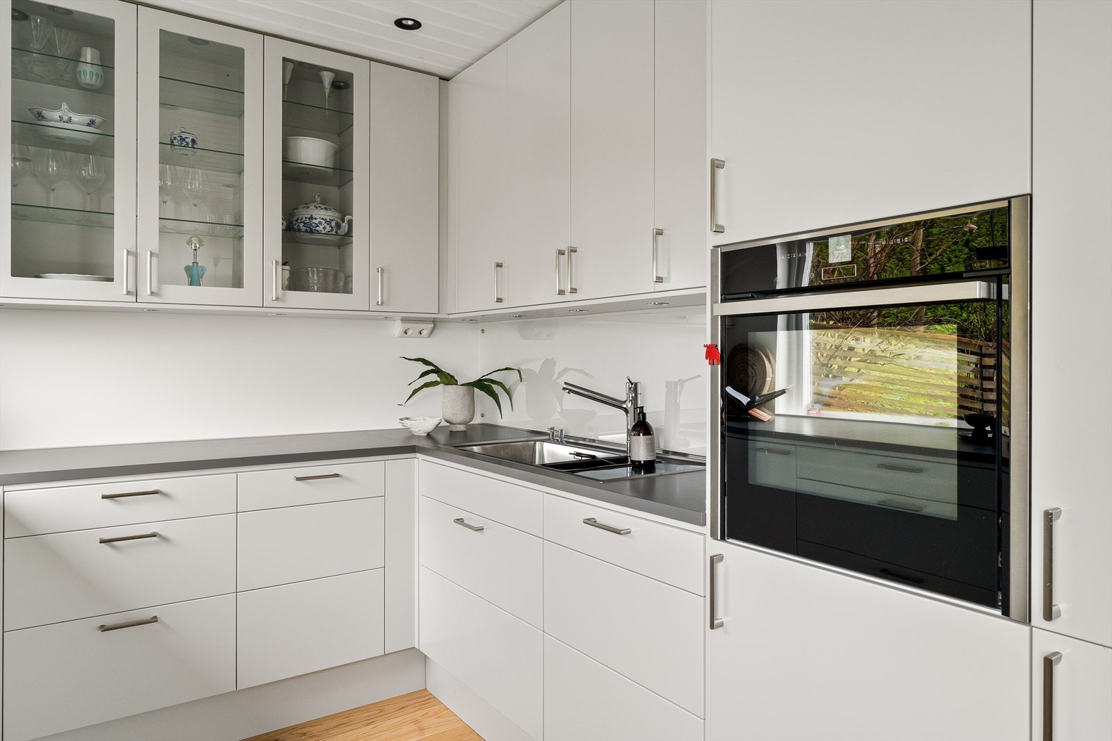 Samtlige hvitevarer er integrert i innredningen. Galleribilde