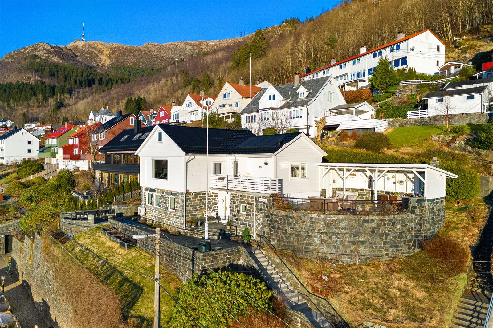 Praktfull enebolig beliggende i vakre omgivelser i fjellsiden - ikke langt fra Bergens høyeste fjell, Ulriken. Varmekabler i privat trapp. Galleribilde