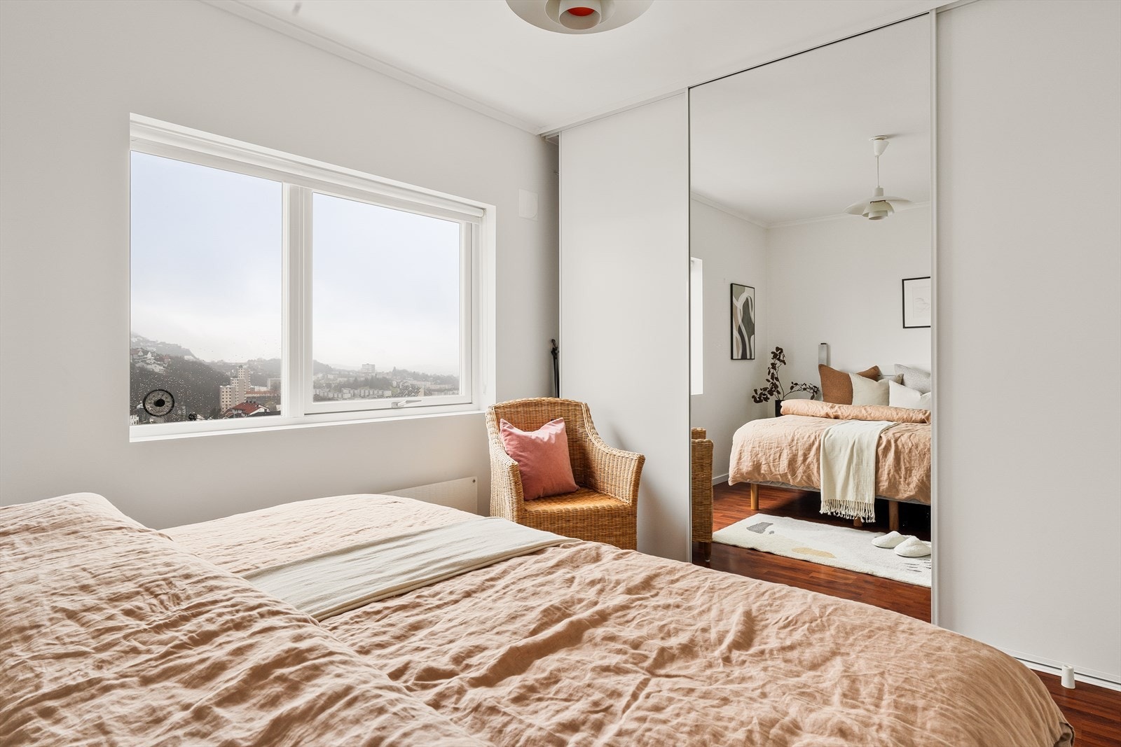 Begge rommene måler ca. 13 m² og er utstyrt med skyvedørsgarderober. Galleribilde